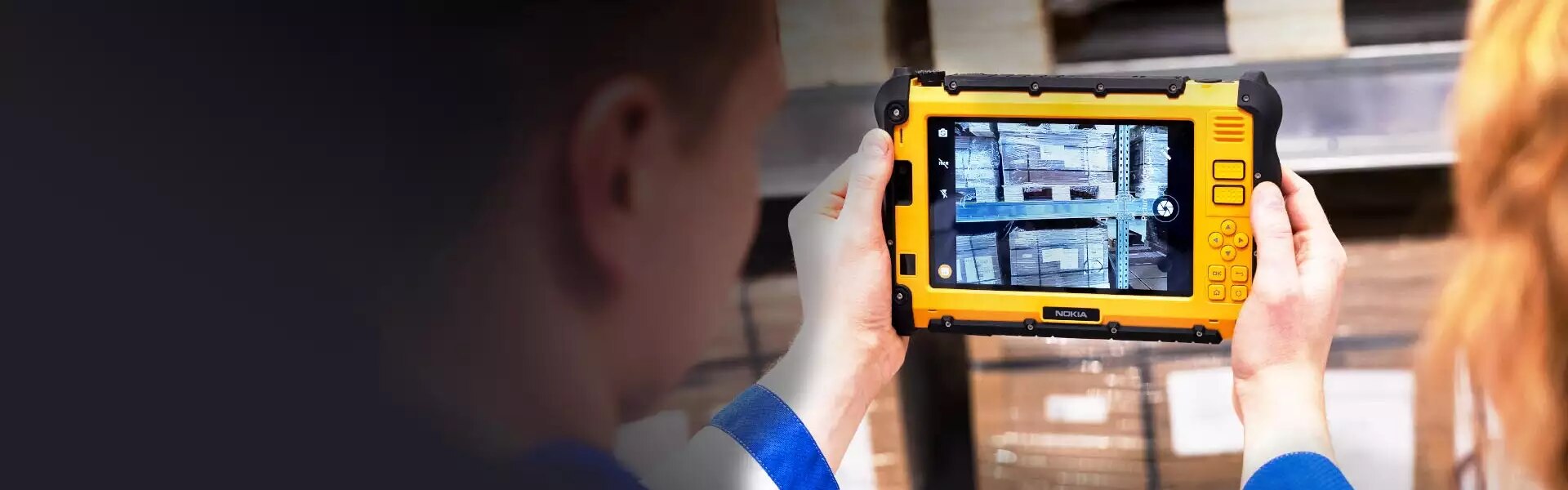 Worker with Nokia Industrial workpad