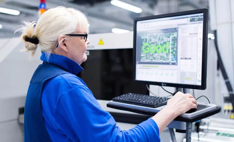 Condition monitoring- Worker with monitor