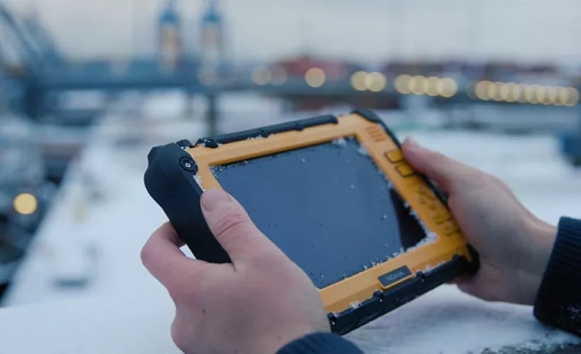Worker in the port with Nokia workpad